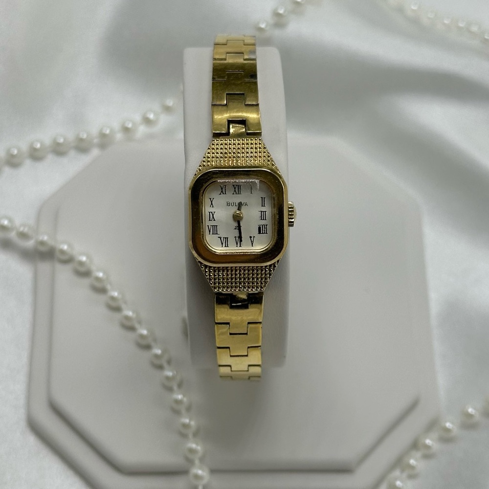 Vintage 1976 Bulova 23 Jewels Gold Wind-Up Watch